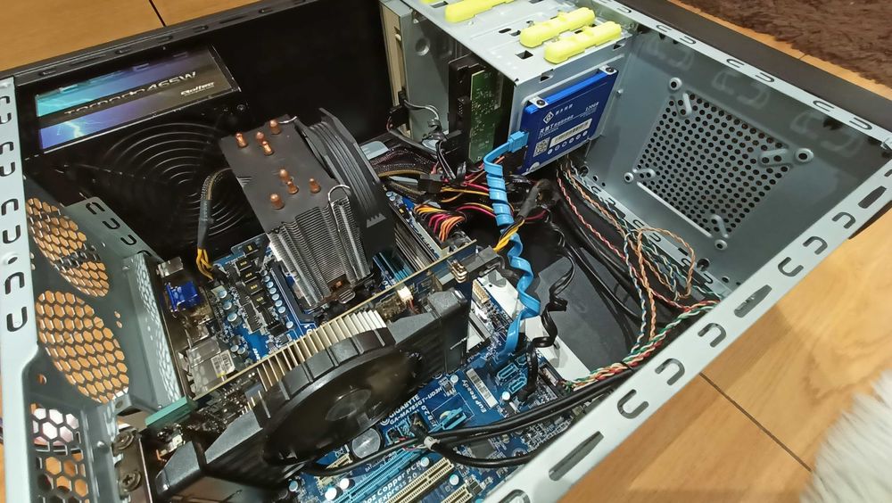 Zestaw komputerowy  stan B.dobry . SSD , WiFI , 4x3.4 GHz