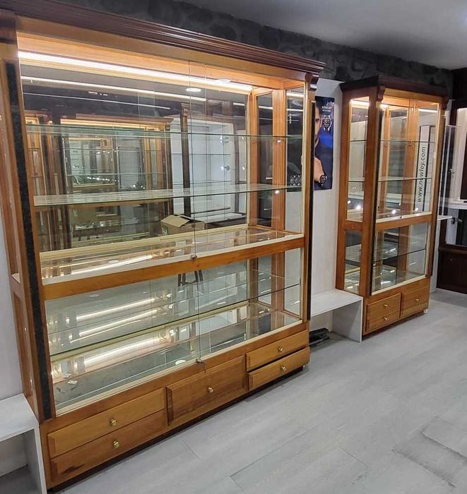Conjunto  de 6 vitrines em madeira maciça.