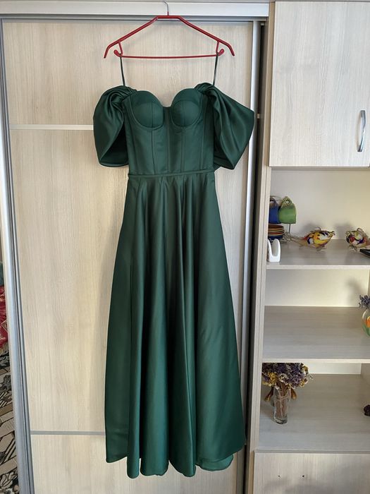 Смарагдова випускна сукня