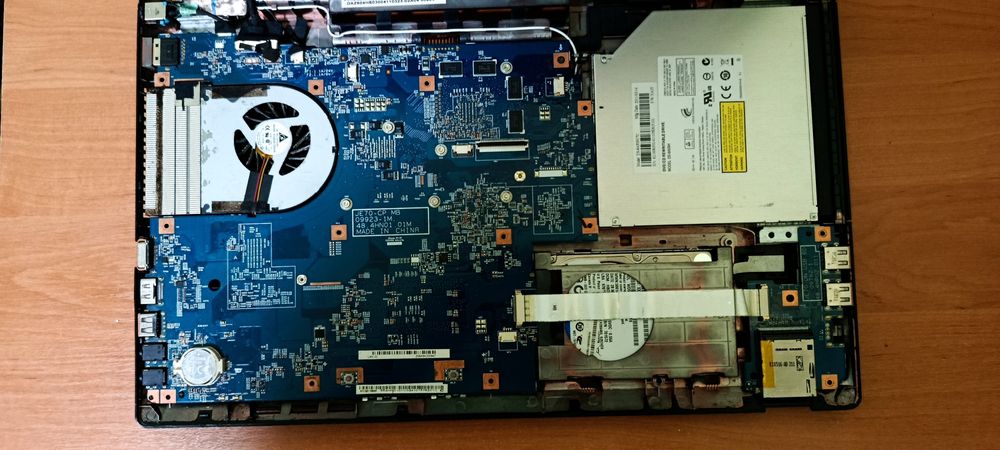 Продам ноутбук немає АКБ і не вмикається екран