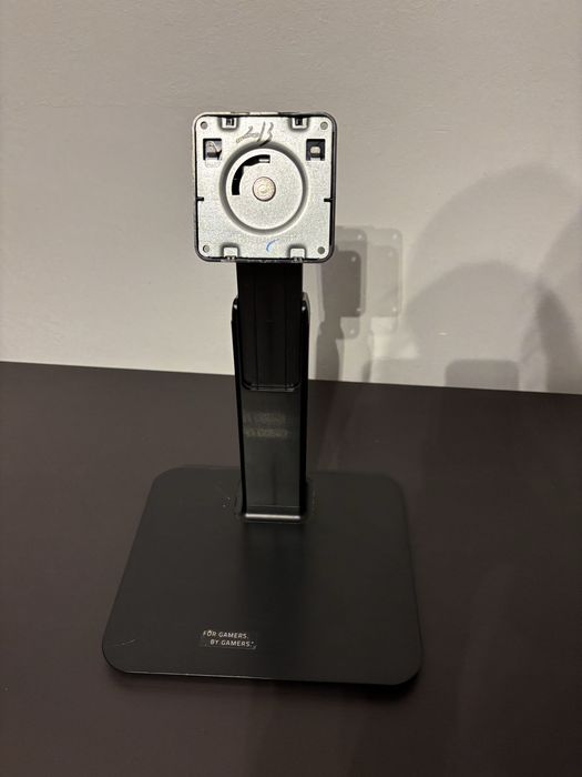 Czarny stojak, uchwyt na monitor