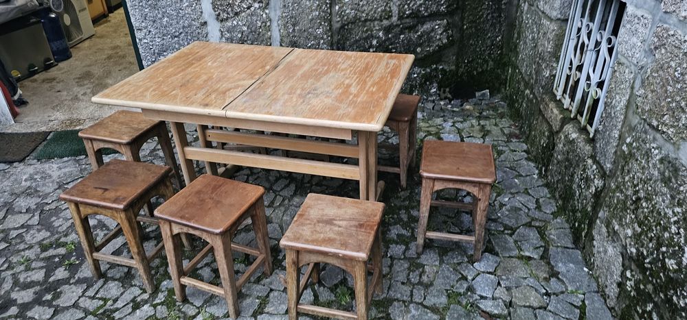 Mesa de madeira maciça, 8 bancos