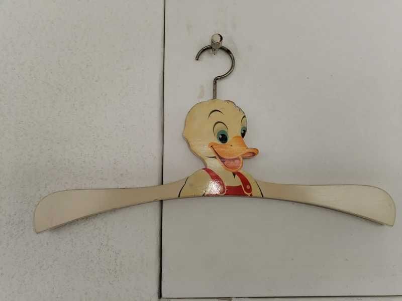 Conjunto de 7 cabides (6 vintage) para roupa de bebé e criança