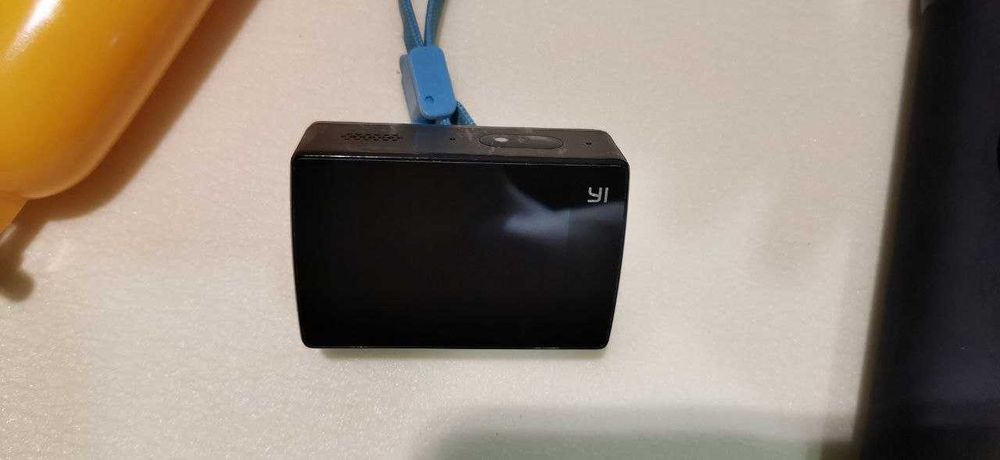Экшн камера Xiaomi Yi Lite + аквабокс + Bluetooth-монопод + 2 поплавка