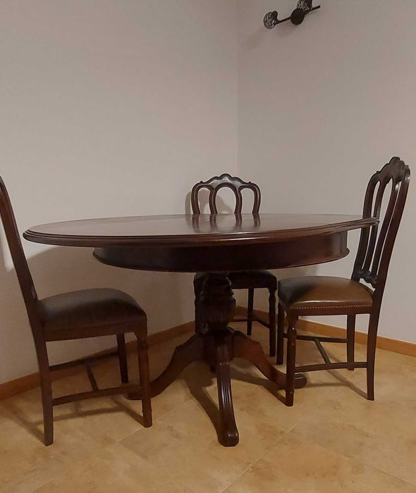 Mesa de jantar e 4 cadeiras estilo clássico