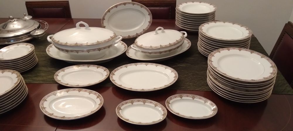 Serviço de jantar de louça marca " Coimbra ",