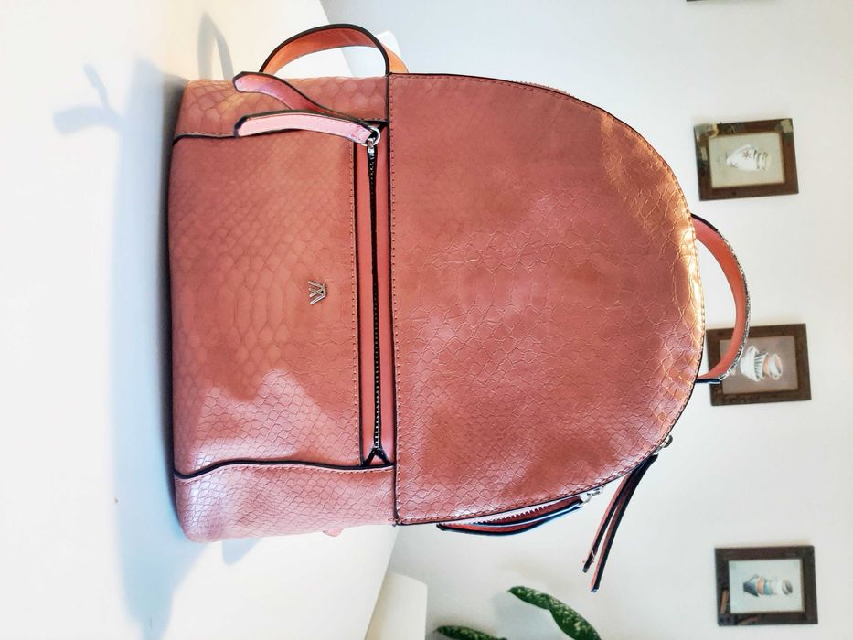 Mochila de Senhora cor rosa, em ótimo estado.