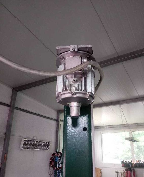 Podnośnik dwukolumnowy śrubowy