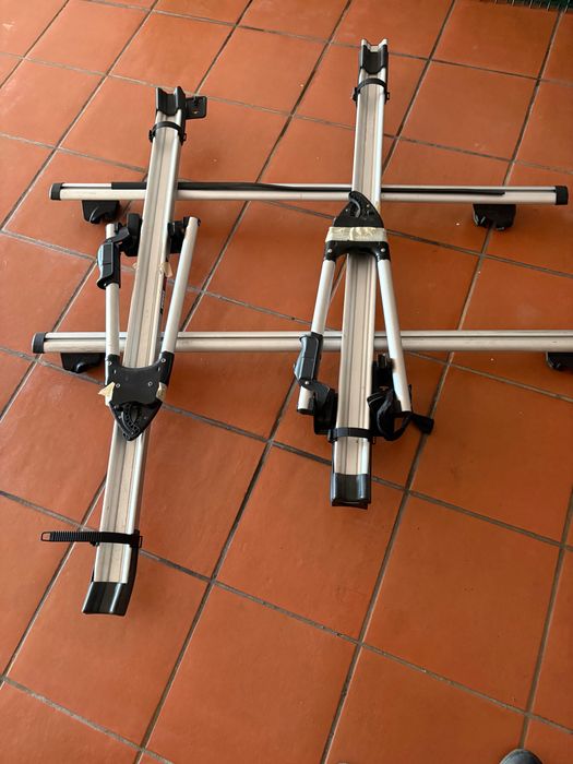 Suporte tule para duas bicicletas. Vão em pé