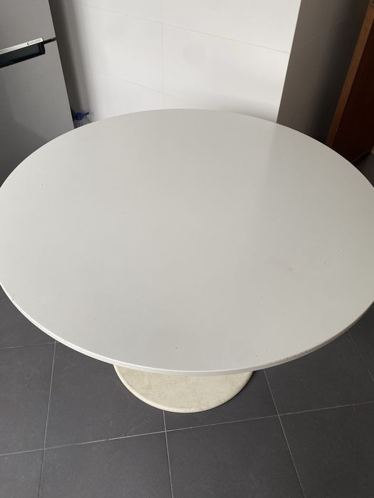 Conjunto de mesa redonda e 4 cadeiras