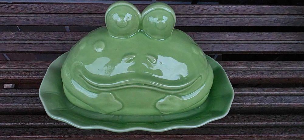 Porcelanowa maselnica żaba