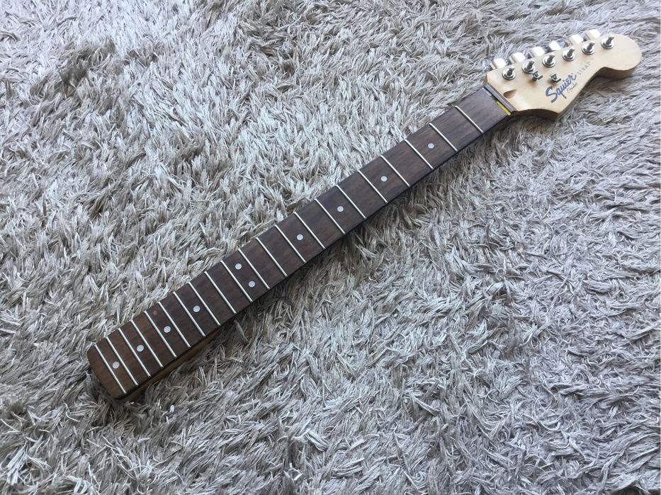 Afinador Daddario, interface MIDI, material diverso