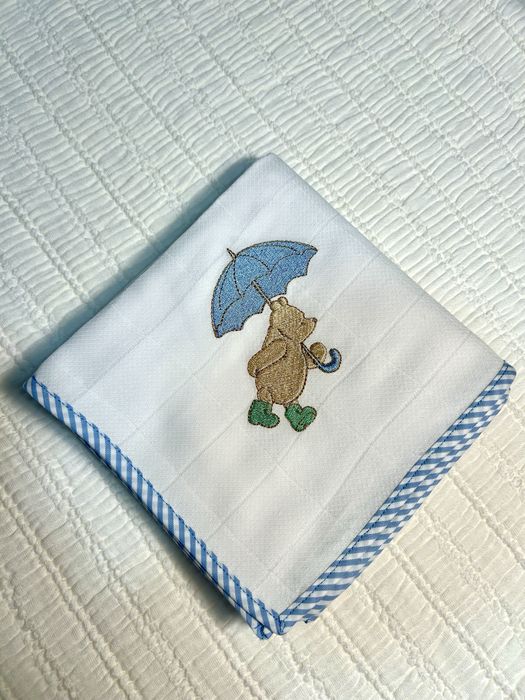 Fraldas bordadas com bainha simples