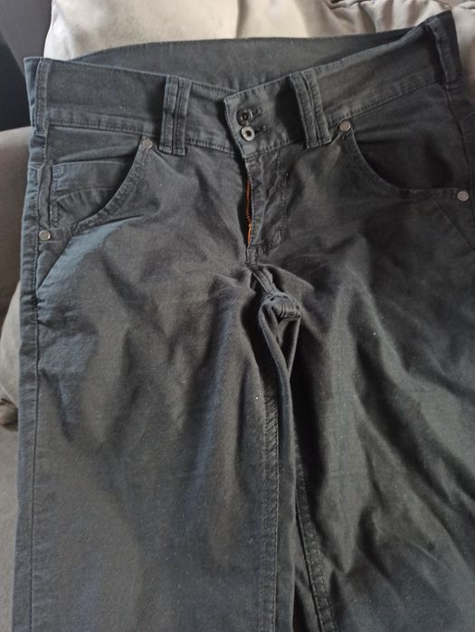 Czarne spodnie, Vertus, do koszuli, sweterka.