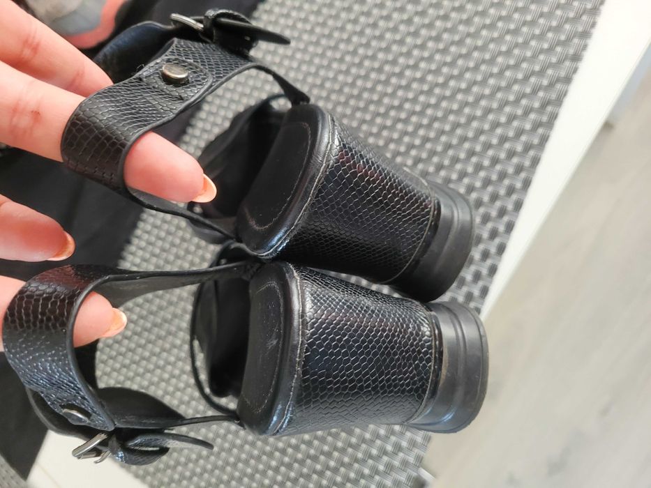 Piękne sandały rozm.39