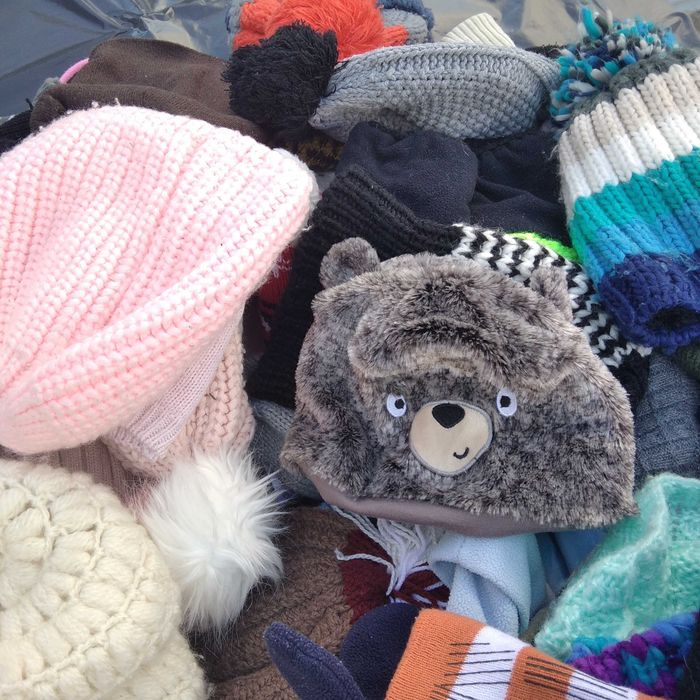 Worek używanych czapek 108 szt