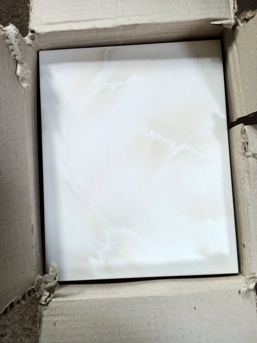 Płytki kafelki biało -beżowe 20x25