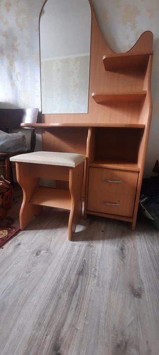 Трюмо з 2 шухлядами дзеркало і пуфік