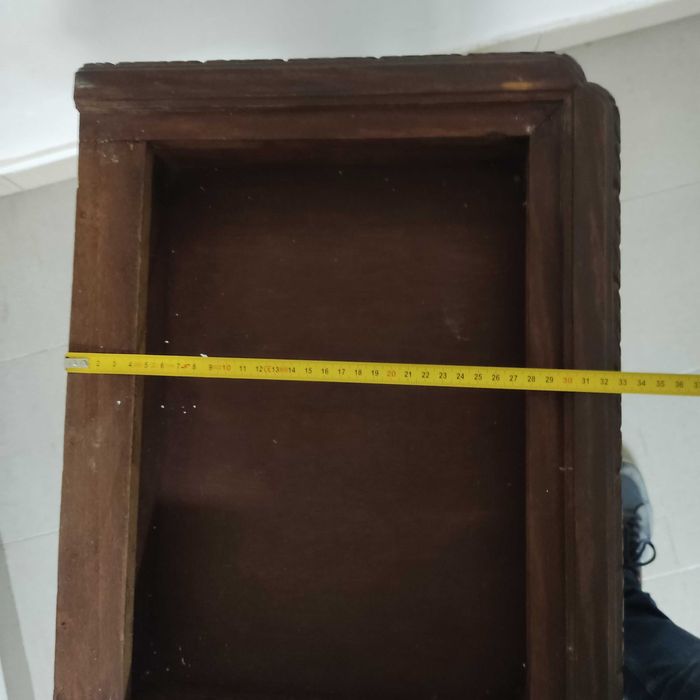 Mesinha ou coluna antiga toda trabalhada com gaveta sem tampo