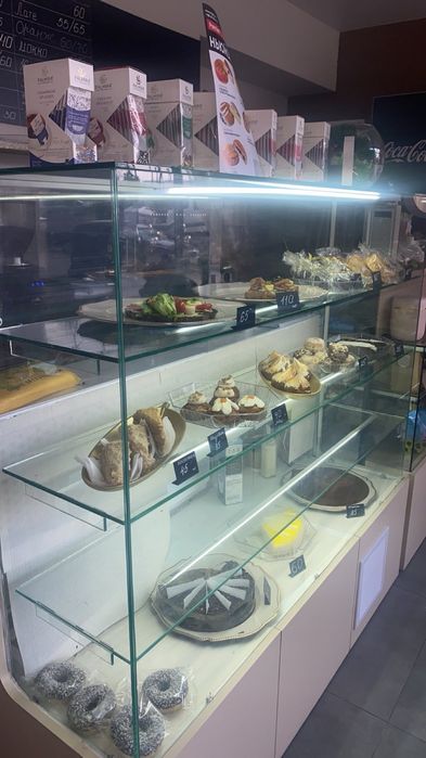 Холодильна кондитерська вітрина