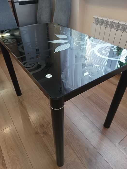 Sprzedam stół z krzesłami