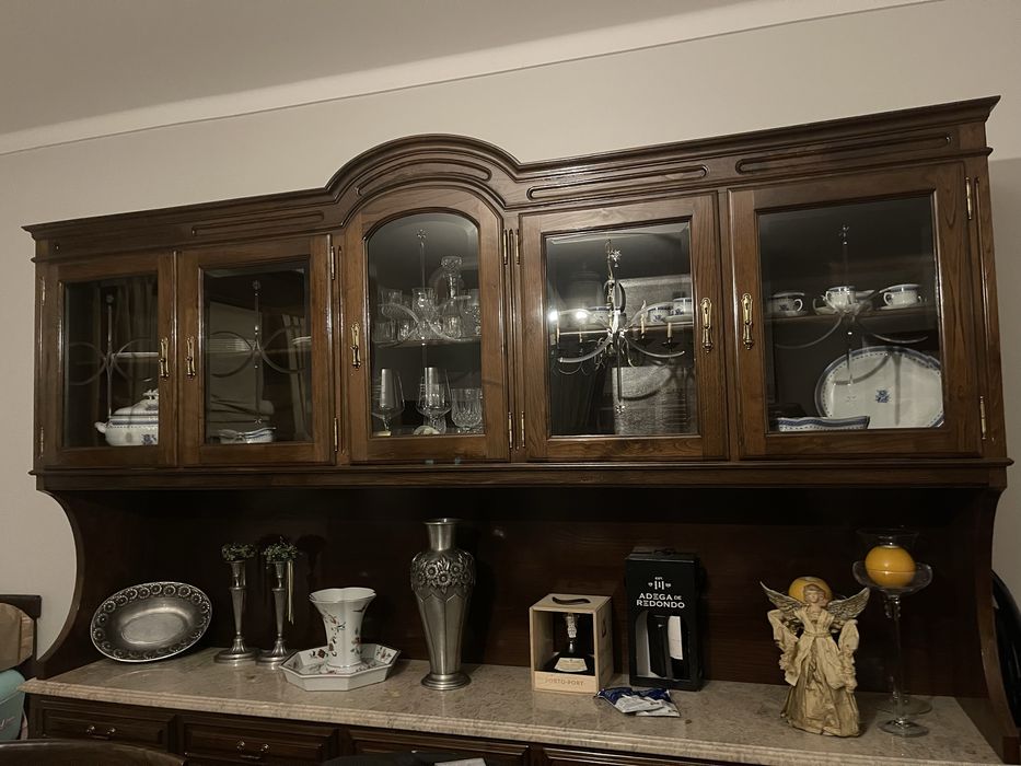 Cristaleira em excelente estado de conservação.