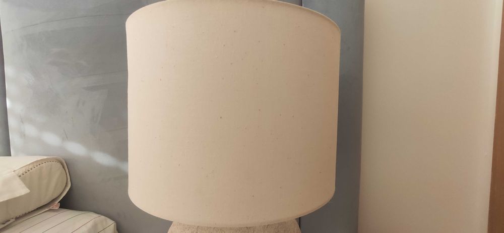 Candeeiros de mesa em linho e terracota