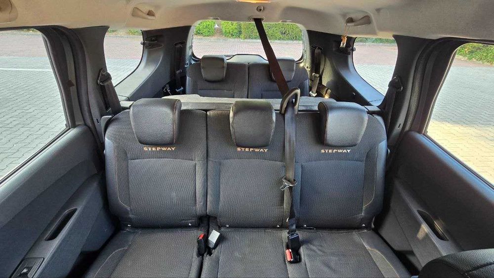Dacia Lodgy Stepway 1.5 dCi 110 cv, diesel (gasóleo), 7 lugares, Dezembro de 2017, Cinzento