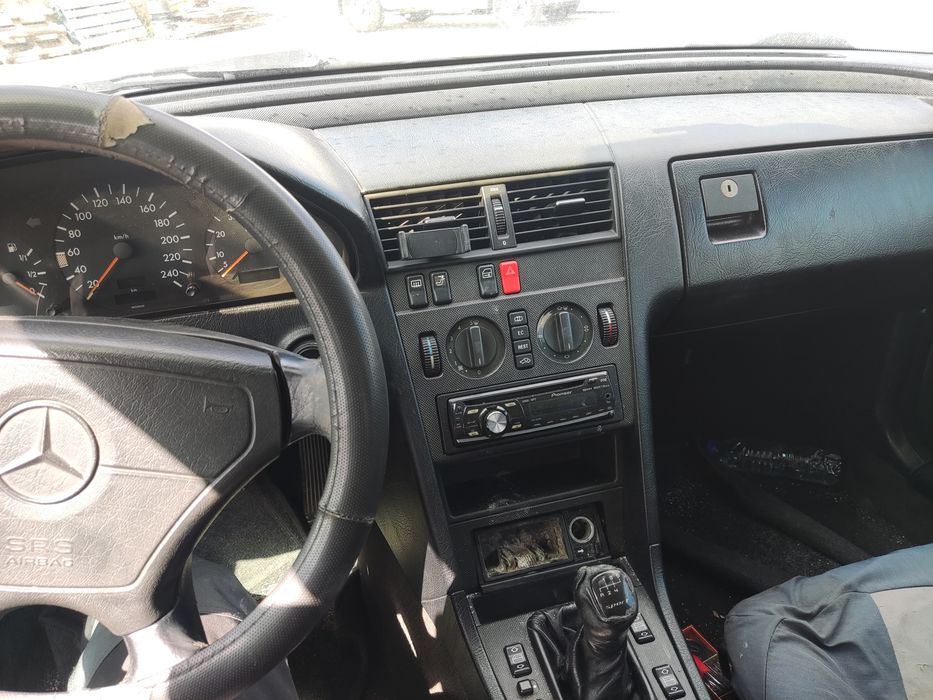 Mercedes c180 de 95. Falta o 3º pistão