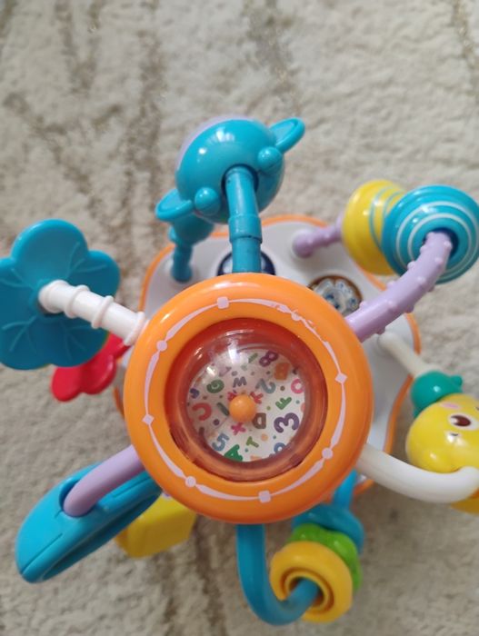 Kula manipulacyjna dla niemowlaka gra świeci dużo elementów