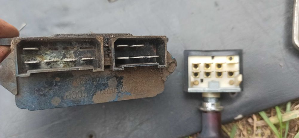 Реле и кнопка аварийной сигнализации и значек АЗЛК