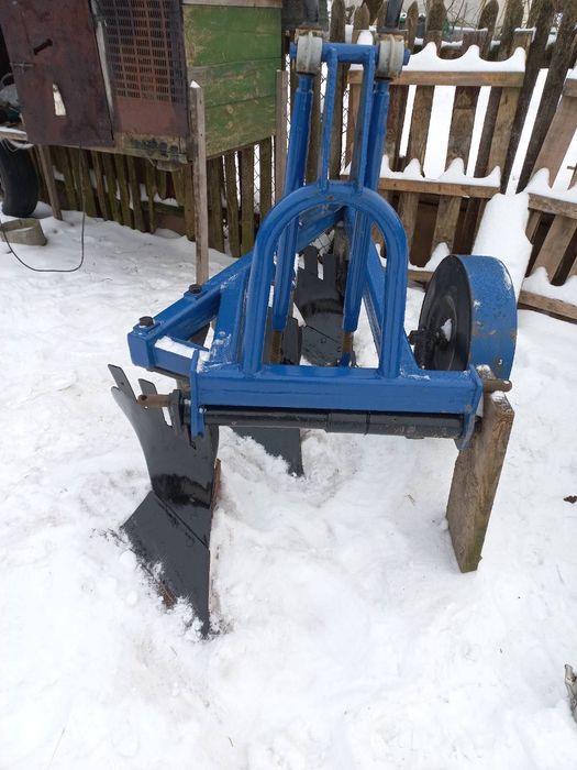 плуг трьох корпусний