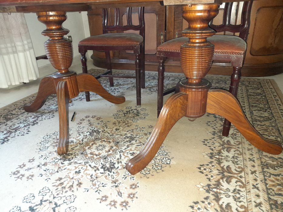 Mesa em madeira de castanho