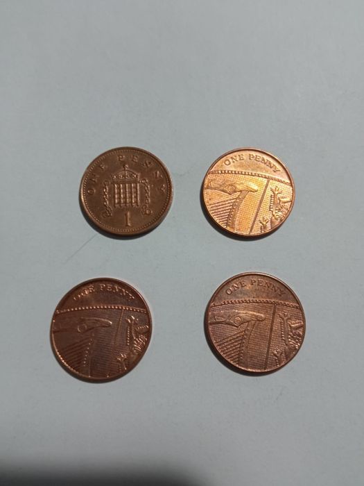 Diversas moedas e notas