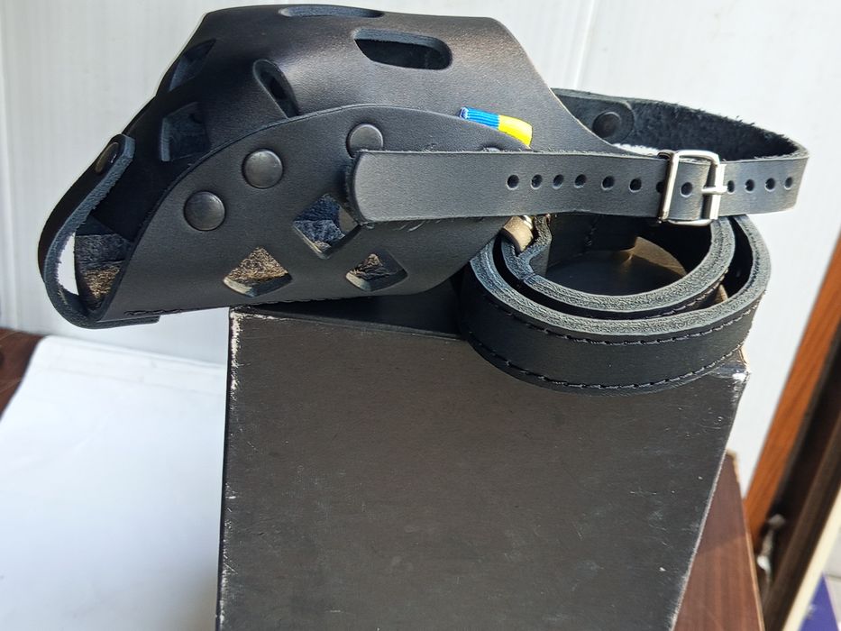 Собачий ошейник и намордник