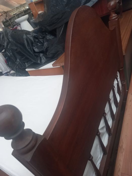 Cama de solteiro em madeira