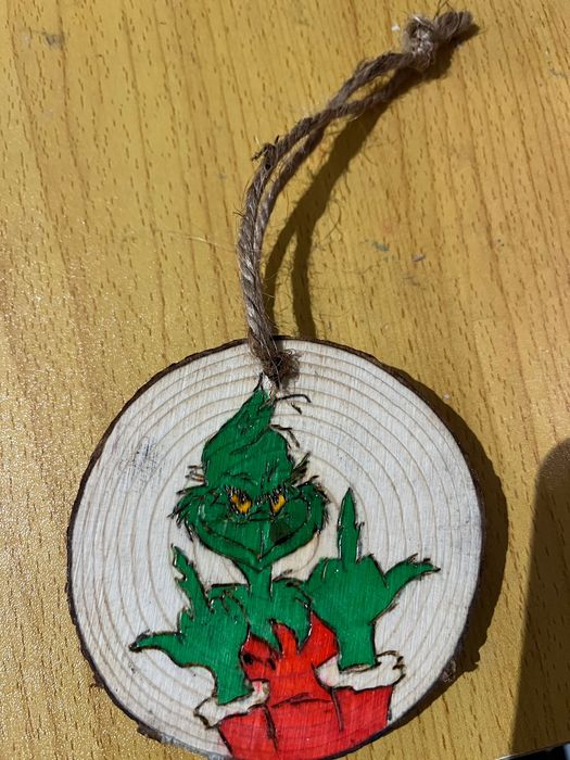 Enfeites de Natal gravado na madeira