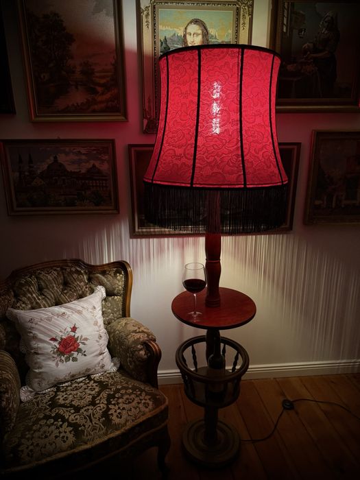 Lampa podłogowa ze stojakiem na wino i ręcznie szytym abażurem