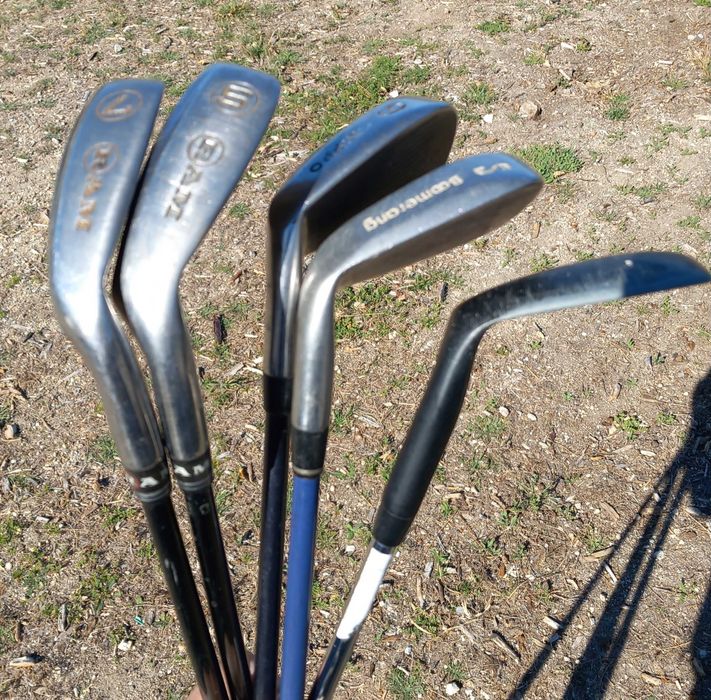 Saco de Golfe com diversos ferros e madeiras, putter e Carrinho.