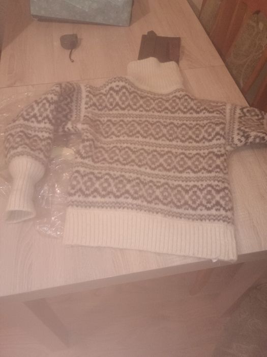 Sweter góralski wykonany z wełny owczej 
Ciepły i solidny, idealny na chłodniejsze dni. Sweter ma lekcji lub stylizsw