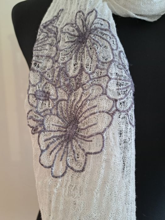 Cienki szalik popiel gołębi  motyw kwiatowy