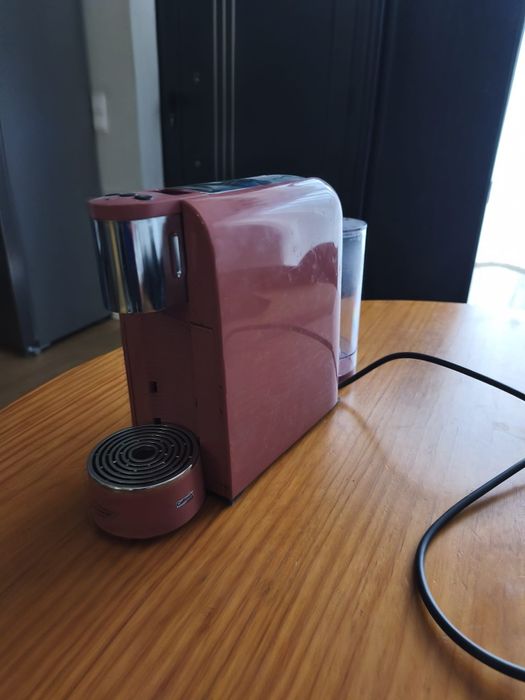 Sofás,cadeiras altas, máquina de café, máquina de gelados