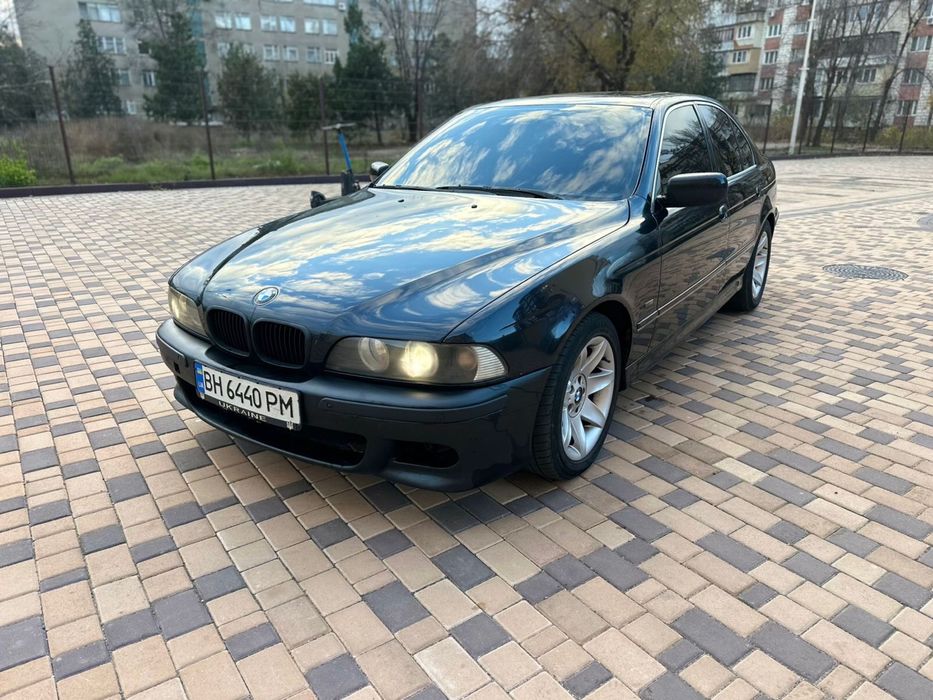 Продам бмв е39 2003 год мотор M57 2.5 TDI на автомате.  По мотору вопросов нет заводится в любую погоду, акпп работает четко. По ходовой нет проблем. Салон кожа, подогревы сидений, кондиционер рабочий, печка дует отлично. Тонировка в круг. Все стекла родные включая даже лобовое.