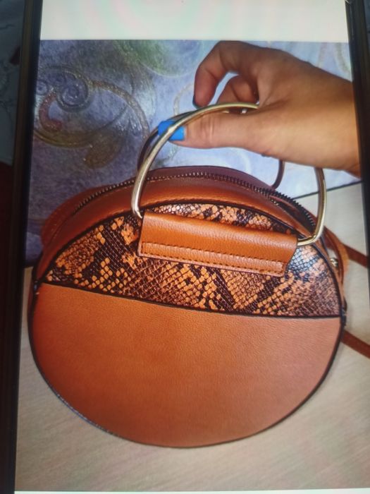 Коричнева сумка кругла