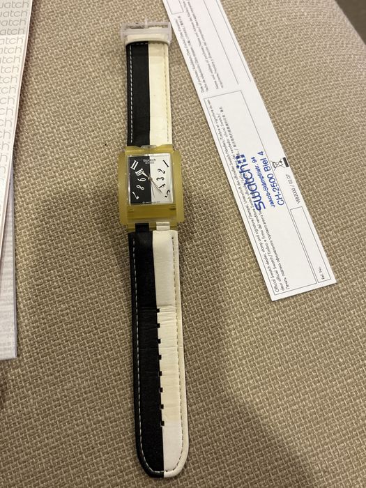 Swatch, modelo "Turn Over" (SUFB100).