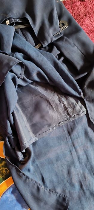 Vestido comprido azul escuro com desenhos dourados, usado