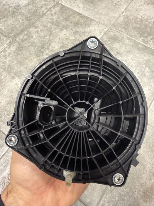 Zamek klamka klapy bagażnika emblemat VW Passat B8