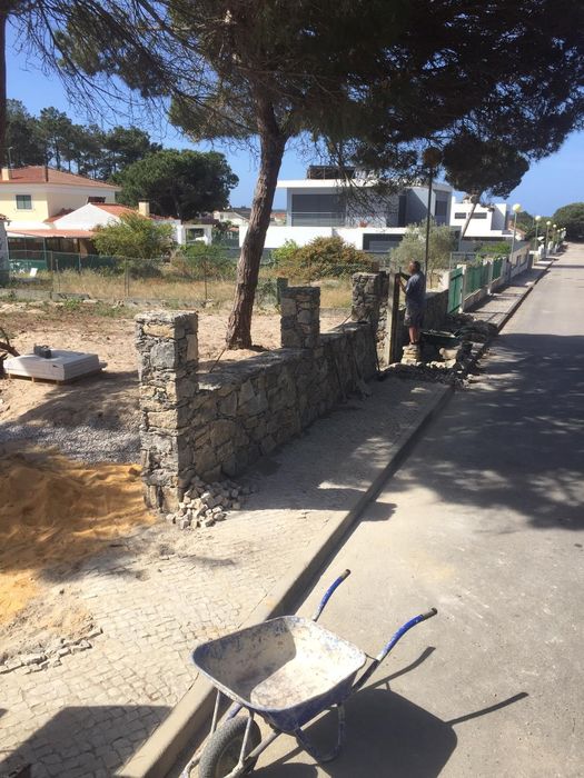 Fazemos muros rústicos de pedra a Norte a Sul do país