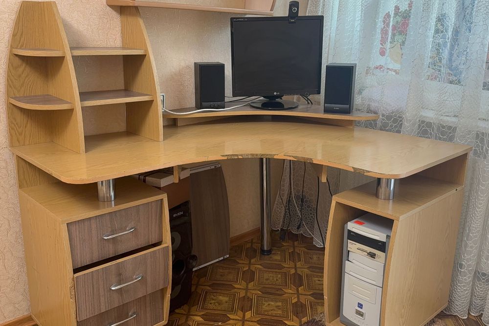 Віддам письмово- комп’ютерний стіл, кутовий, , б/ в