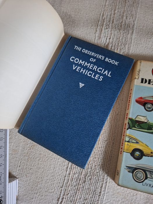 Livros antigos sobre carros desportivos e camiões